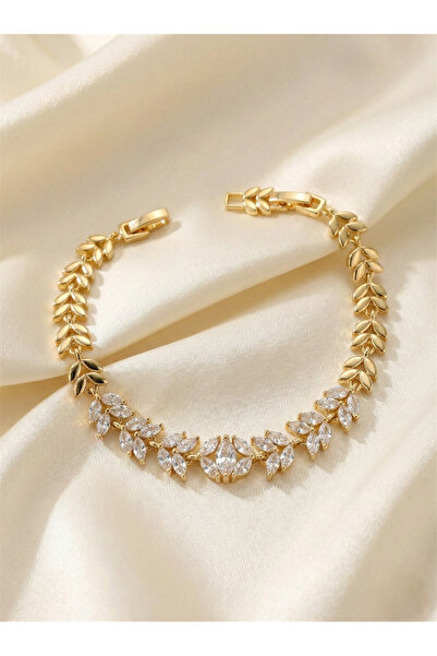 Pelin Aksesuar Gold-tone bracelet with elegant leaf and spike design featuring stone accents