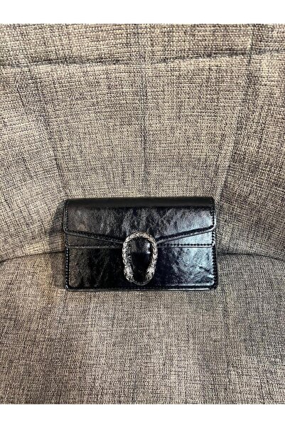 Generic كلاتش صغير باللون الأسود الكلاسيكي اللامع، بحلية فضية جريئة على شكل رأس حصان. أناقة و خالدة