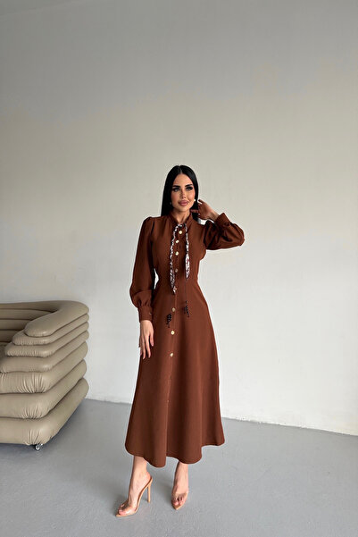 LİLA İSTANBUL guler rotund Rochie maro cu nasturi în față și detaliu eșarfă