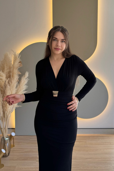 Aventien Drapeli Gold Kemerli Yırtmaçlı Zarif Siyah Elbise