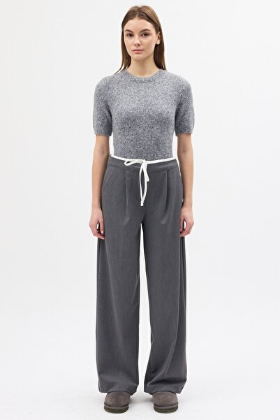 QANU بنطلون بتفاصيل خصر مزدوجة باللون الرمادي