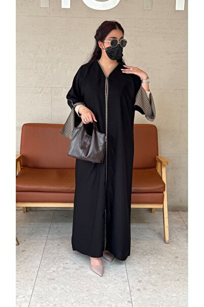 Elena عباية سارة – فخامة الكريب بتفاصيل نقشة الهيرن بون