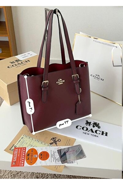 Generic A deep burgundy leather shoulder bag, with a simple and practical design for everyday looks.