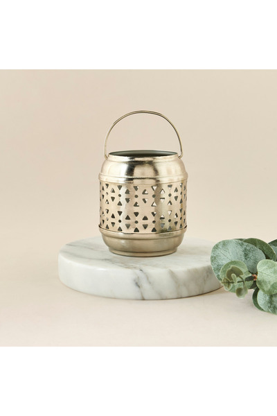 Lifestyle فانوس معدني بتفاصيل محفورة ومقبض