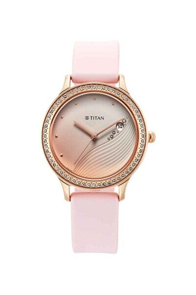 Titan ساعة نسائية تناظرية بنفسجية اللون، مينا وردي دائري، سوار سيليكون وردي - 2634WP01