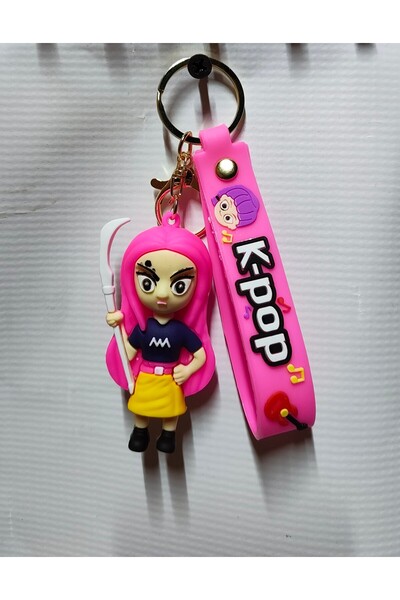 K-POP Breloc – Personaj feminin cartoon cu păr roz și armă de luptă