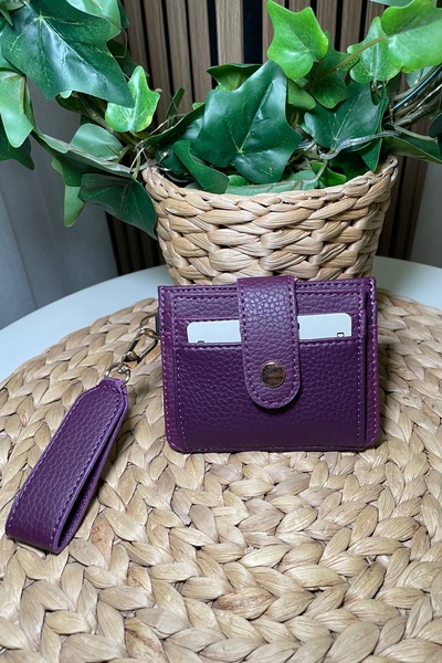 themoiss حافظة بطاقات نسائية باللون الأرجواني - بتفاصيل سلسلة مفاتيح، موديل أ...