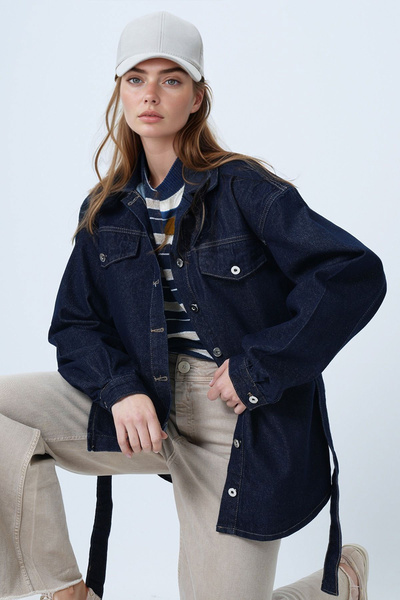 bacc قميص دينم نسائي باللون الأزرق الداكن مع حزام عند الخصر وأزرار للإغلاق BC...