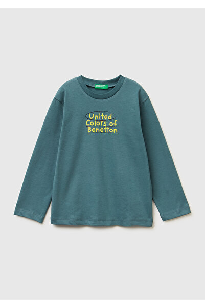 United Colors of Benetton تي شيرت للأولاد باللون الرمادي والأخضر بشعار مطبوع ...