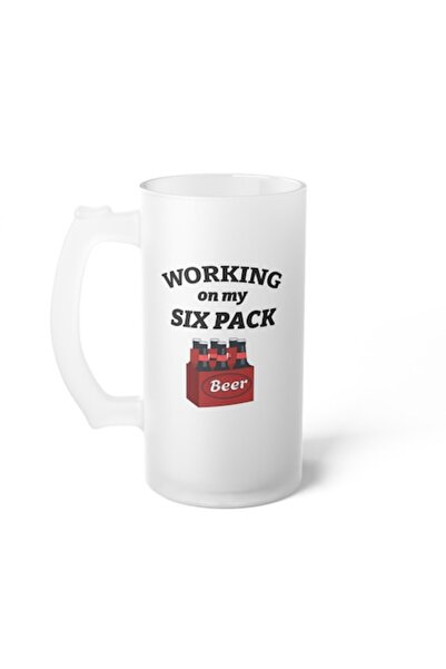 stickerino Cană de bere cu mesajul „Lucrând la abdomenul meu”, 500 ml, transparentă, mată