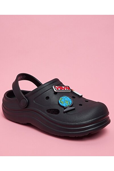 R&B قباقيب سوداء مزينة بتفاصيل ساحرة للأولاد