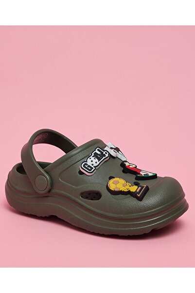 R&B قباقيب مفتوحة من الخلف مزينة بتفاصيل ساحرة بلون الزيتون للأولاد