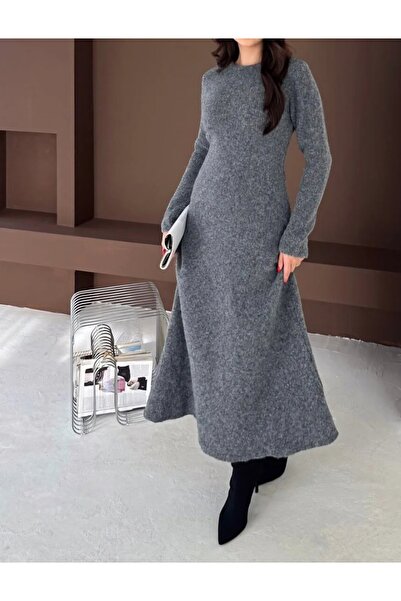 Vaniza فستان تريكو طويل بتفاصيل مريحة عند الخصر