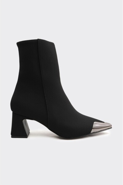 derinet Fermuarlı Aksesuarlı Kadın Bot