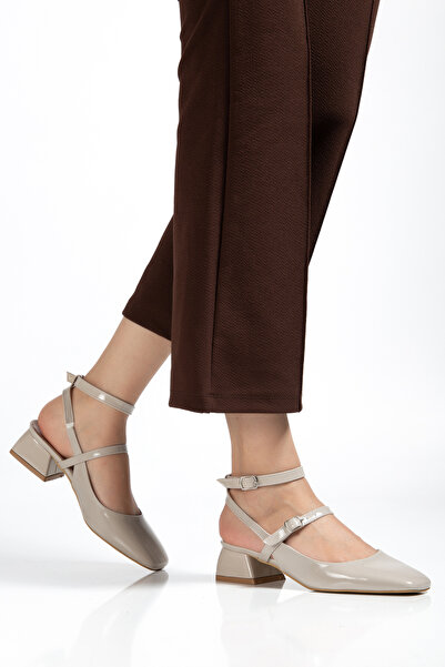 vanorio حذاء ميري جين من الجلد اللامع باللون البيج مفتوح من الخلف بكعب قصير م...