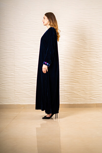 Mazayaasrar Winter abaya, velvet, embroidered, half-circle style