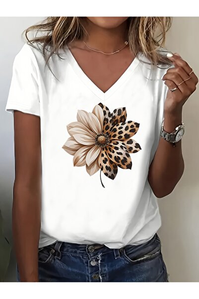 mercoledi تي شيرت عادي برقبة على شكل حرف V مطبوع ذو قصة مريحة