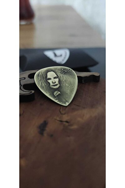 kisiyeozelpenaa Şebnem Ferah Gitar Pena Metal Lazer Kabartma Sarı Pirinç Özel Tasarım Lazer Kabartma