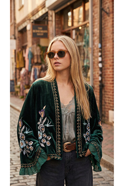 Matcha Butik سترة نسائية مخملية مطرزة باللون الأخضر مع تفاصيل على الأكمام وتطريز عرقي