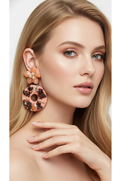 drt tasarım أقراط بتصميم خيط وحجر بلون البشرة.