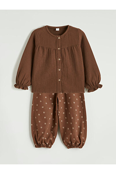 LC Waikiki بلوزة بنية اللون للفتيات من LCW وبنطلون جوجر مكون من قطعتين