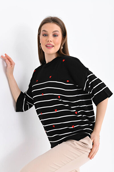 Park Karon سترة نسائية تريكو بياقة دائرية وأكمام قصيرة مخططة ومطرزة على شكل قلب 10163