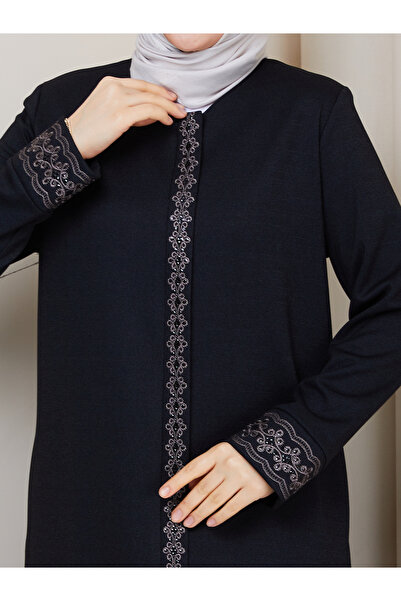 Efelif Siyah Mevsimlik Papatya Nakışlı Fermuarlı Büyük Beden Kadın Ferace