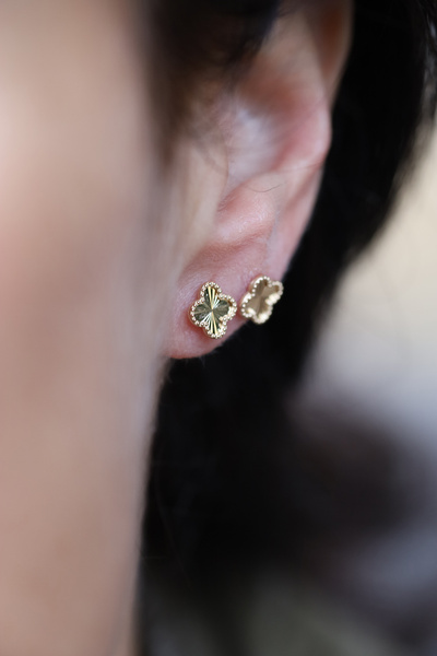 Yenigün Kuyumculuk 14 Ayar Altın Minimal Vidalı Yonca Küpe