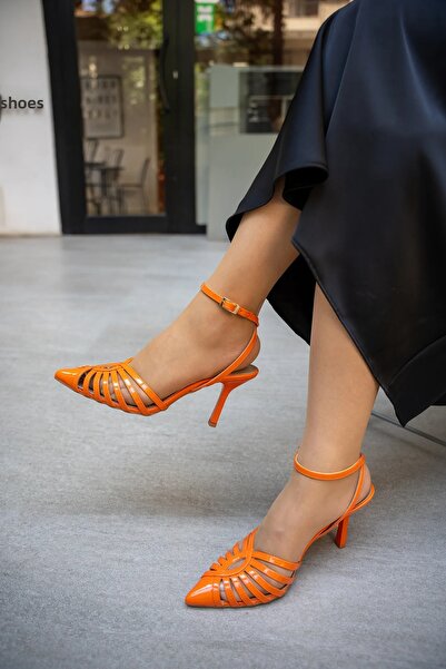 LAMİNTA حذاء بكعب نسائي برتقالي من Izabel مزود بإبزيم وشريط للكاحل