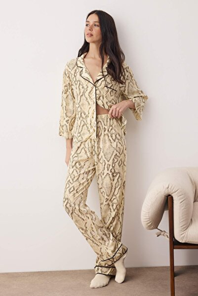 Trendyol Collection Beige-Mehrfarbiges Pyjama-Set aus gewebter Viskose mit Schlangenmuster THMAW21PT0292