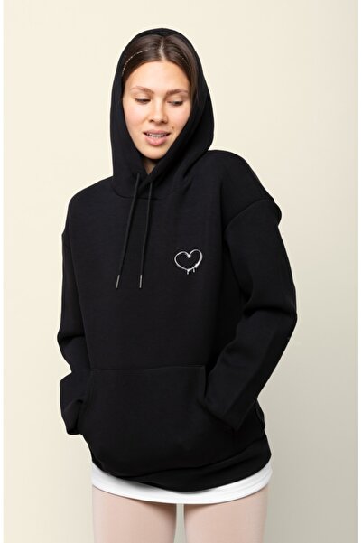 The Chin سويت شيرت نسائي أسود كبير الحجم مطبوع عليه قلب من القطن باللون الأبيض