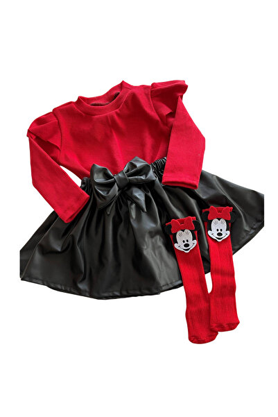 özge başaran Κόκκινο κορμάκι με μαύρο φιόγκο, δερμάτινη φούστα και κάλτσες μέ...