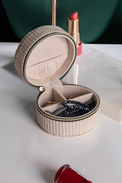 Ecrou Yuvarlak Kadife Takı Kutusu Ekru 8 x 8 x 5,5 cm