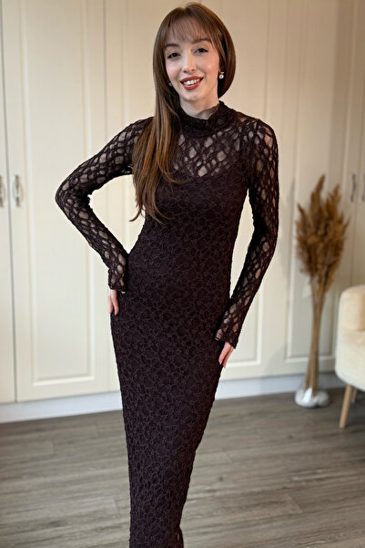 Dilay Gökoğlu Butik Dik Yaka Dantelli Zarif Midi Kahverengi Elbise