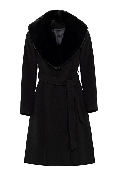 Olcay معطف أسود بياقة من الفرو قابلة للفصل وتفاصيل حزام الخصر 3016