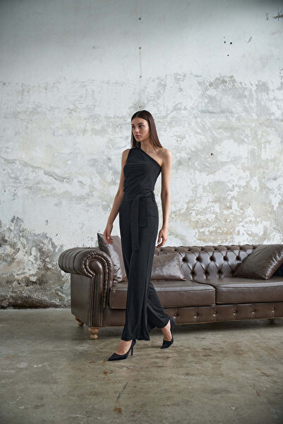 allys ASİMETRİK TEK OMUZ TULUM YAN FERMUARLI BÜZGÜ DETAYLI KENDİ KUMAŞINDAN KEMERLİ