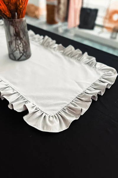 KaiHome Правоъгълен бегач Moonlit Linen с волани по цялата повърхност