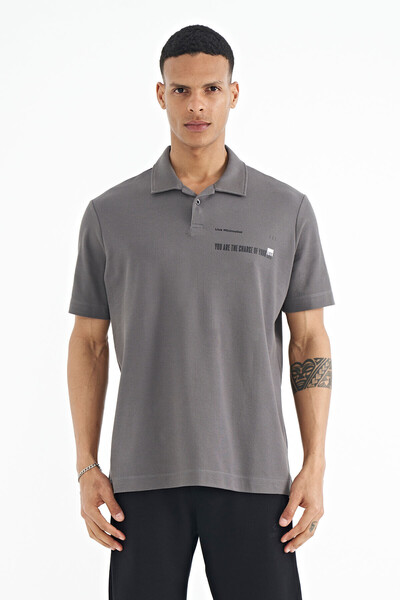TOMMY LIFE Koyu Gri Yazı Baskılı Standart Form Polo Yaka Erkek T-shirt - 88236