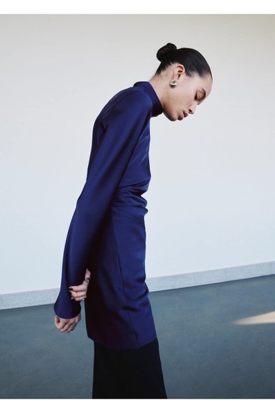 MANGO Woman Yüksek yakalı saten elbise