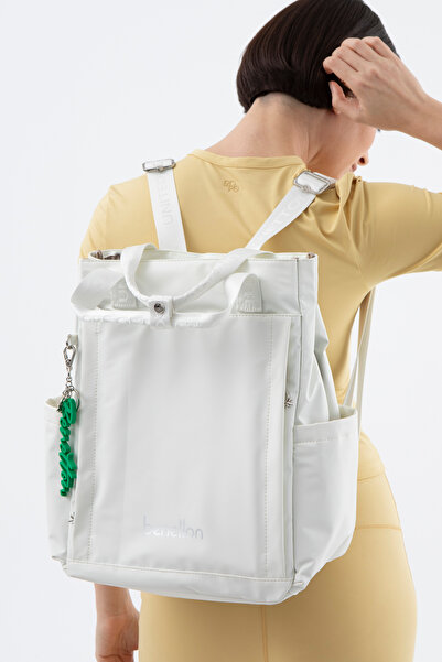 United Colors of Benetton بينيتون حقيبة ظهر نسائية باللون الأبيض BNT1578