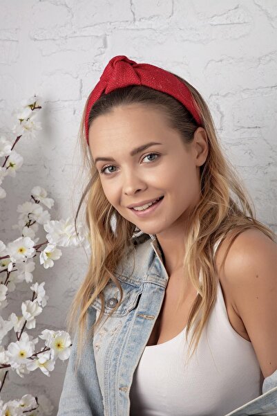 Modex تاج من القش بتفاصيل عقدة حمراء اللون