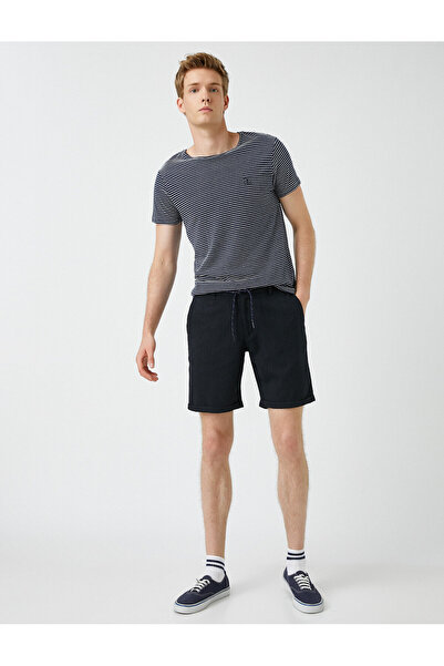 Koton شورت رجالي مخطط باللون الرمادي وبرمودا