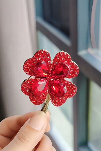 model aksesuar Dört Yapraklı Yonca Kırmızı Cam Taşlı Broş