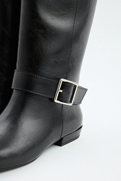 LUTVELIZADE Çizme 2528 - Küt Burun Kemer Detaylı Siyah Kadın Çizme