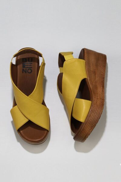 Bueno Shoes Sarı Deri Kadın Dolgu Topuklu Sandalet 01wl3402