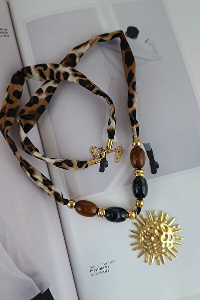 Norevia قلادة من الفولاذ 316L مع خرز زجاجي وحبل جلد الفهد، لا يسود