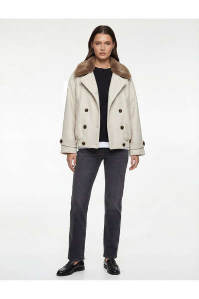 Koton معطف قصير من الفرو الصناعي بياقة قابلة للإزالة وأكمام طويلة مع جيوب بأزرار