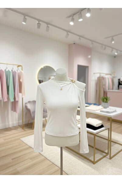 ELARİS GİYİM Kadın Beyaz Asimetrik Omuz Dekolteli Bluz - Tokalı Detaylı