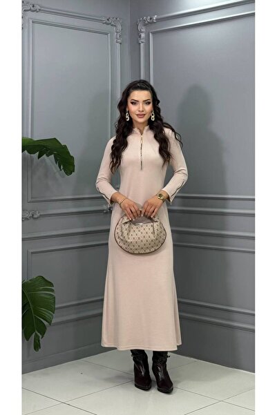 Genesis cannes فستان طويل باللون البيج مع ياقة بسحاب وأكمام طويلة