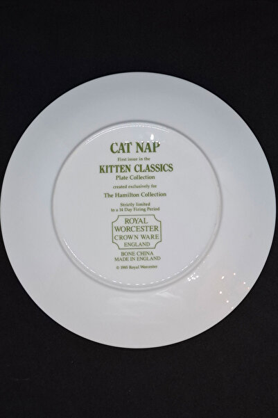 ABBETC Vintage 1985 Royal Worcester Crown Ware First Edition Kitten Classics Cat Sleep Wall Plate 21cm